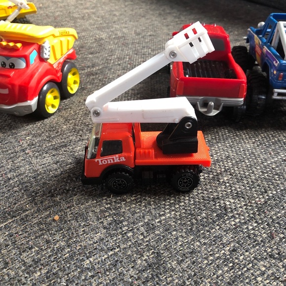 Tonka toy trucks and construction diecast toys in good condition lot of 8 - Picture 7 of 8